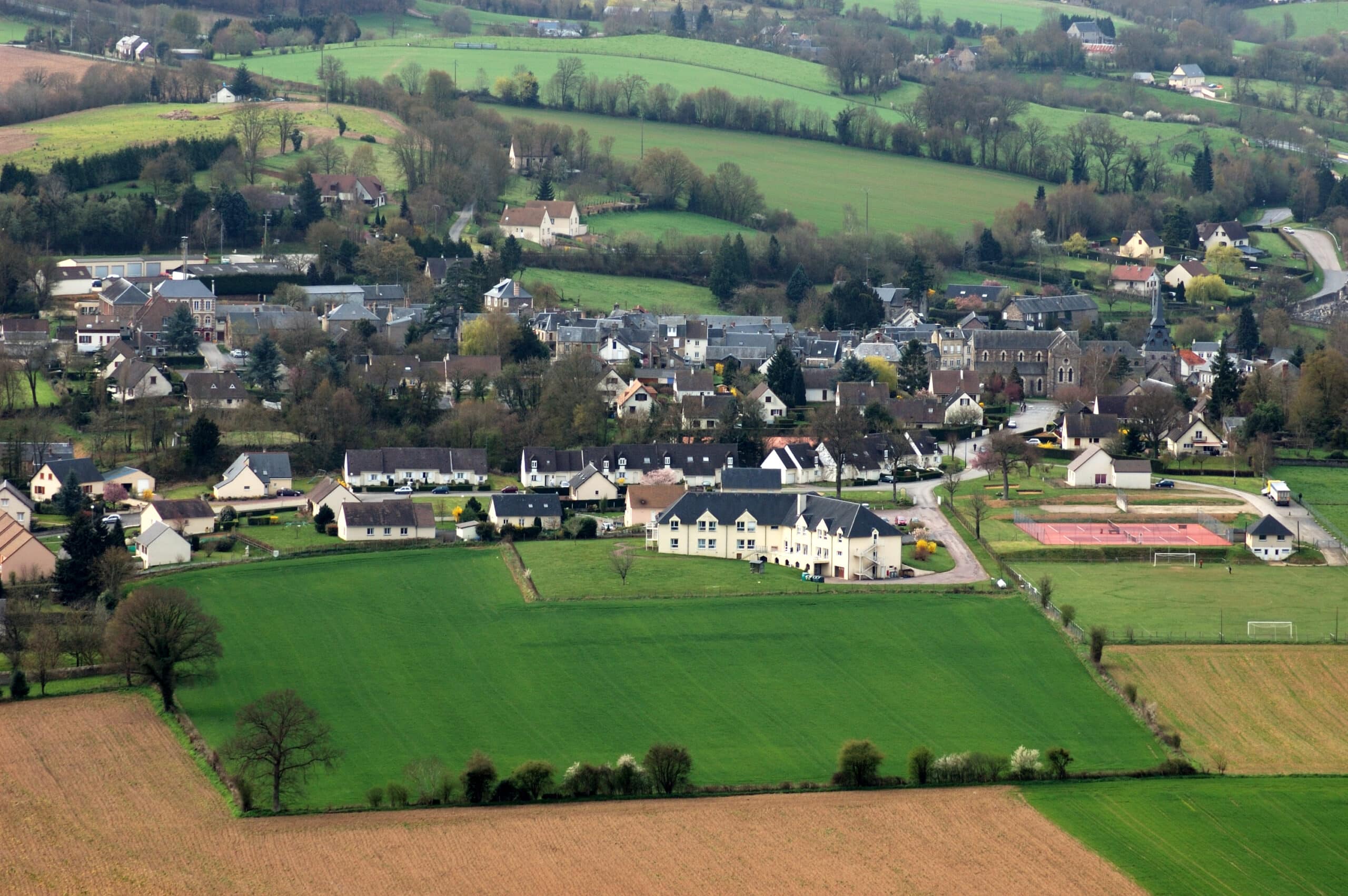Vue du bourg de Cl&eacute;cy depuis les hauteurs des Rochers de la Houle, Suisse Normande