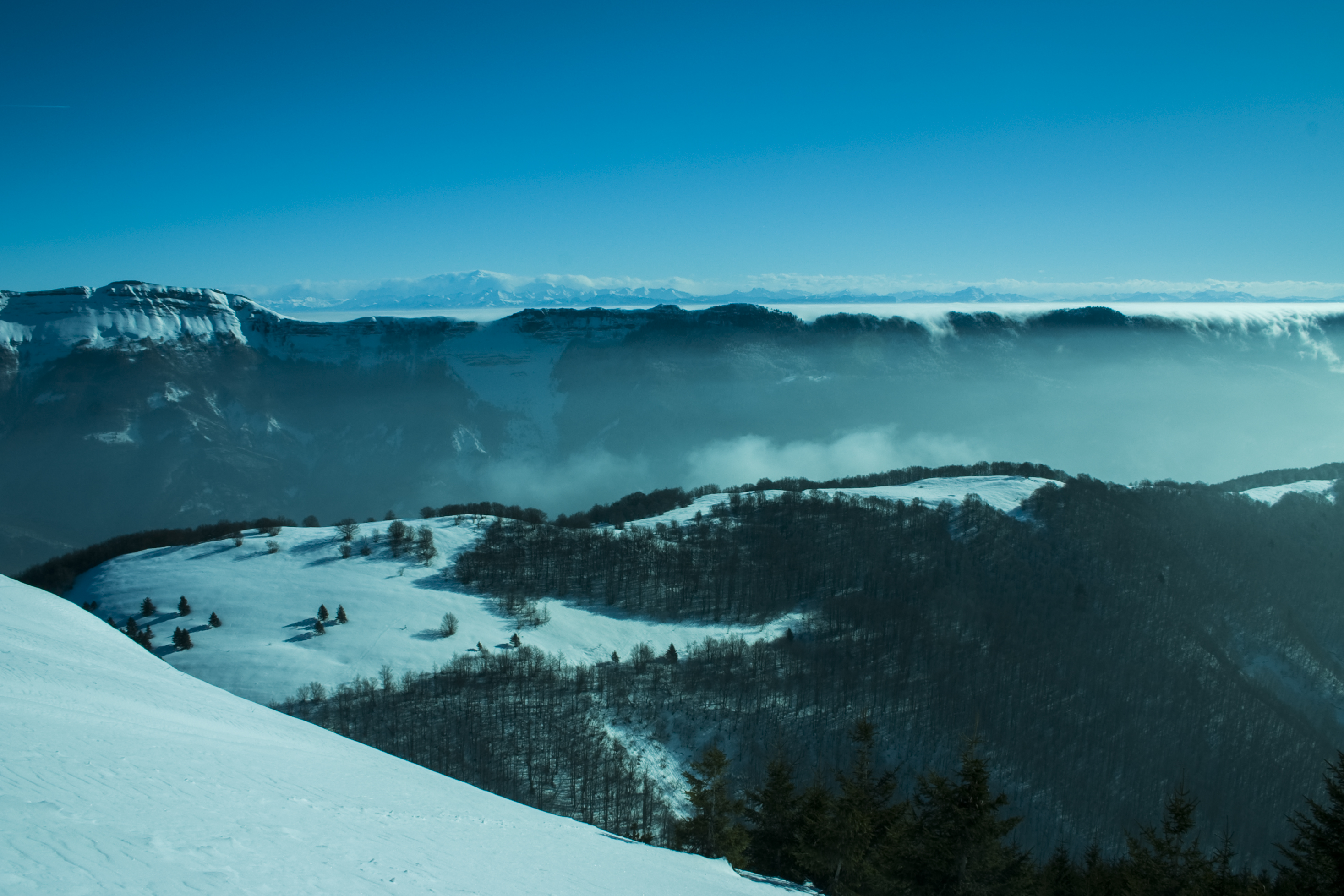 Panorama de la Haute Chaîne du Jura au printemps