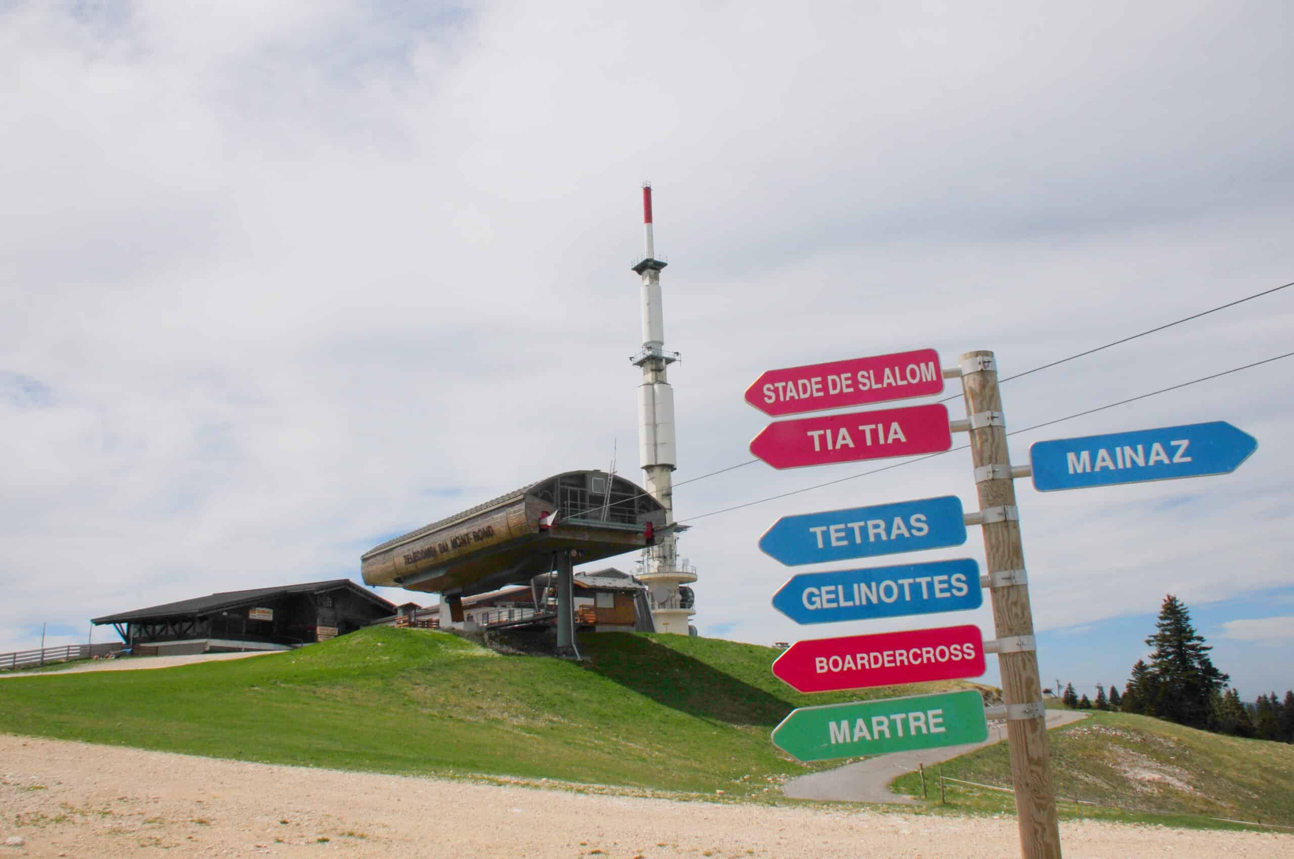 Sommet du Mont Rond avec son émetteur et les remontées mécaniques