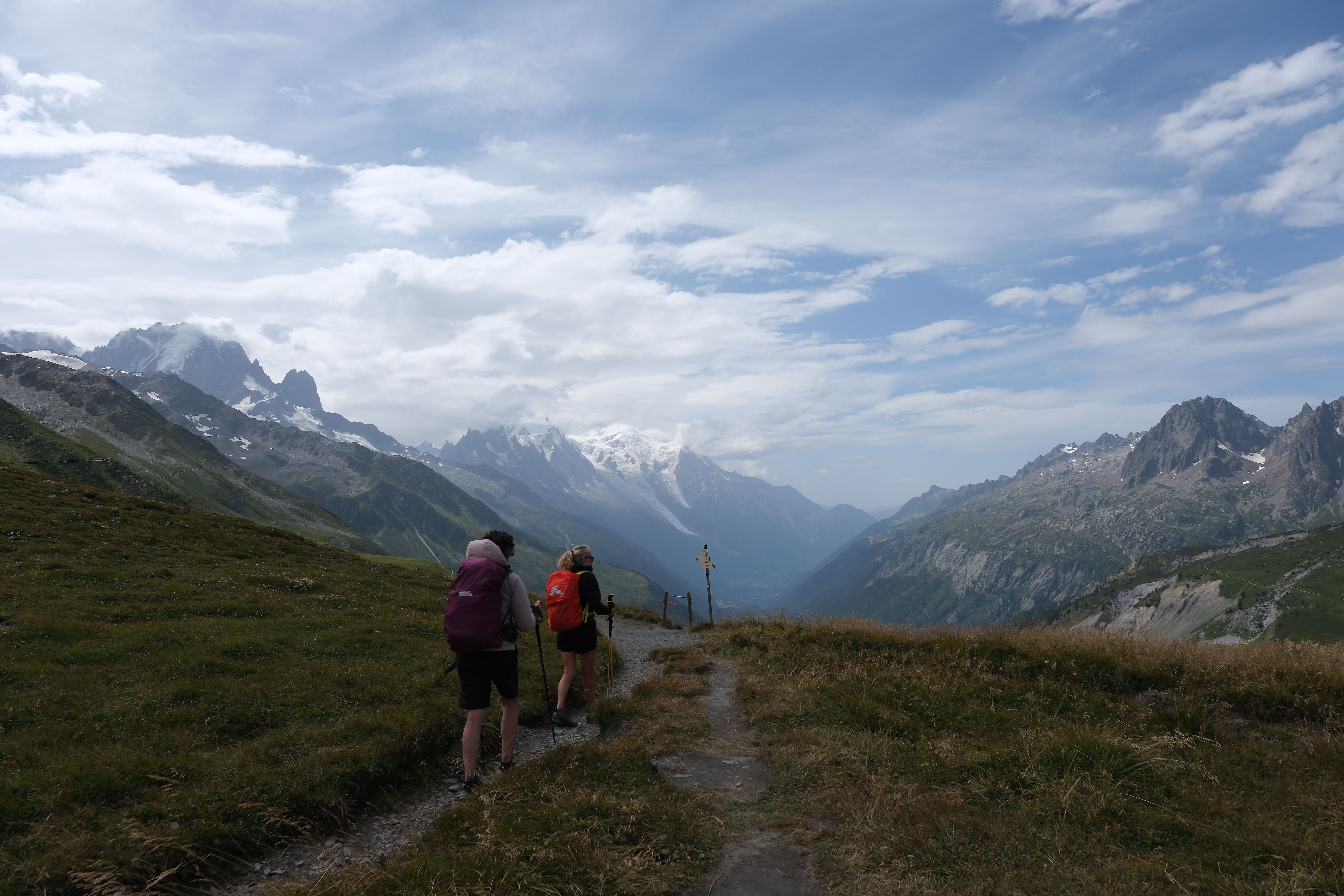Deux randonneurs marchant sur un sentier de montagne de la vallée du Mont Blanc