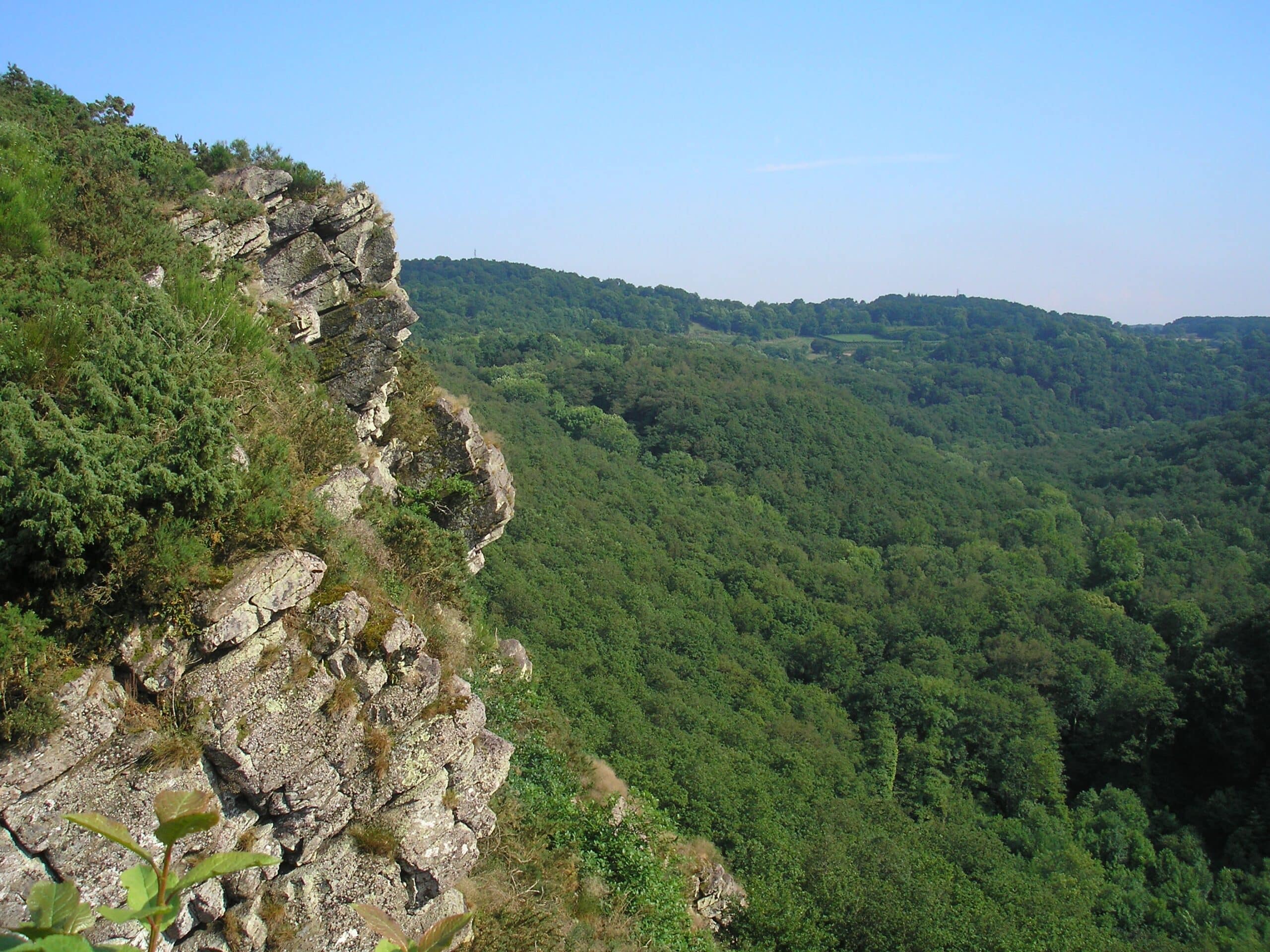 Vue de la Roche d'OElig;tre dominant la vallEacute;e de la Rouvre, Suisse Normande, Orne