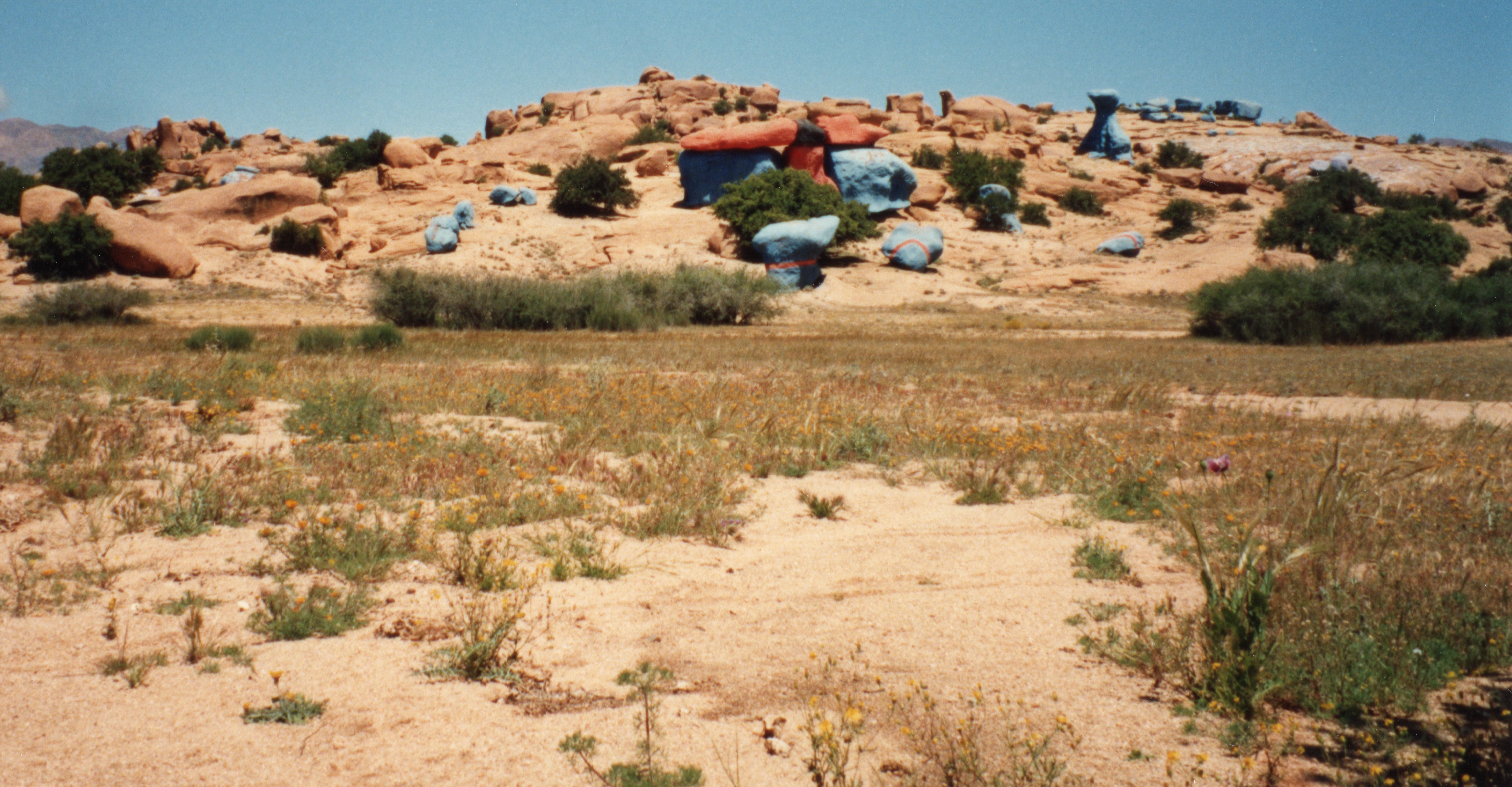 Rochers peints par Jean Vérame (1989) — Tafraout, Anti-Atlas